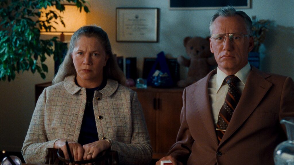 Kathleen Turner (L) and James Woods (R)